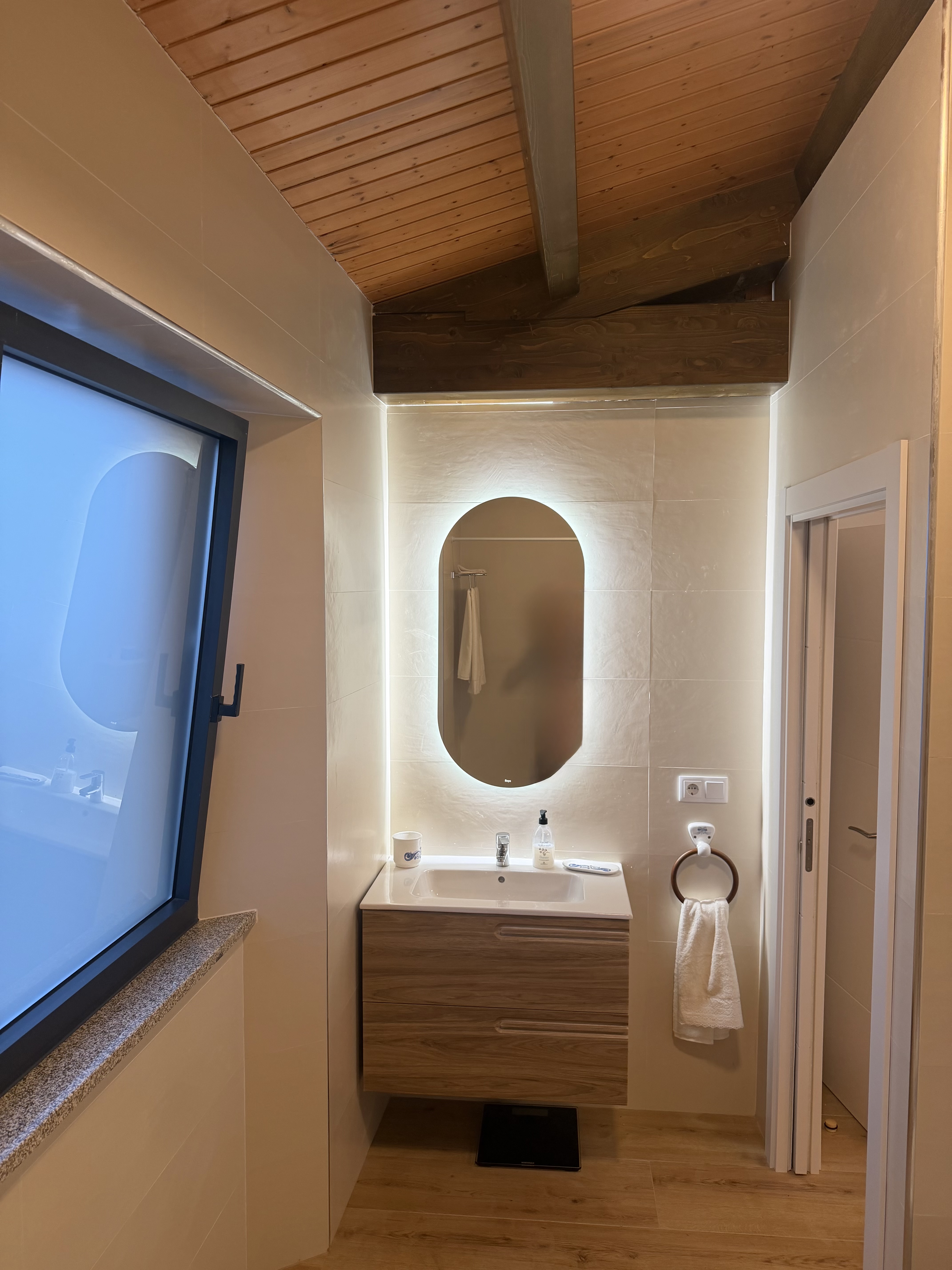 Baño en suite de la habitación principal, lavabo con espejo ovalado