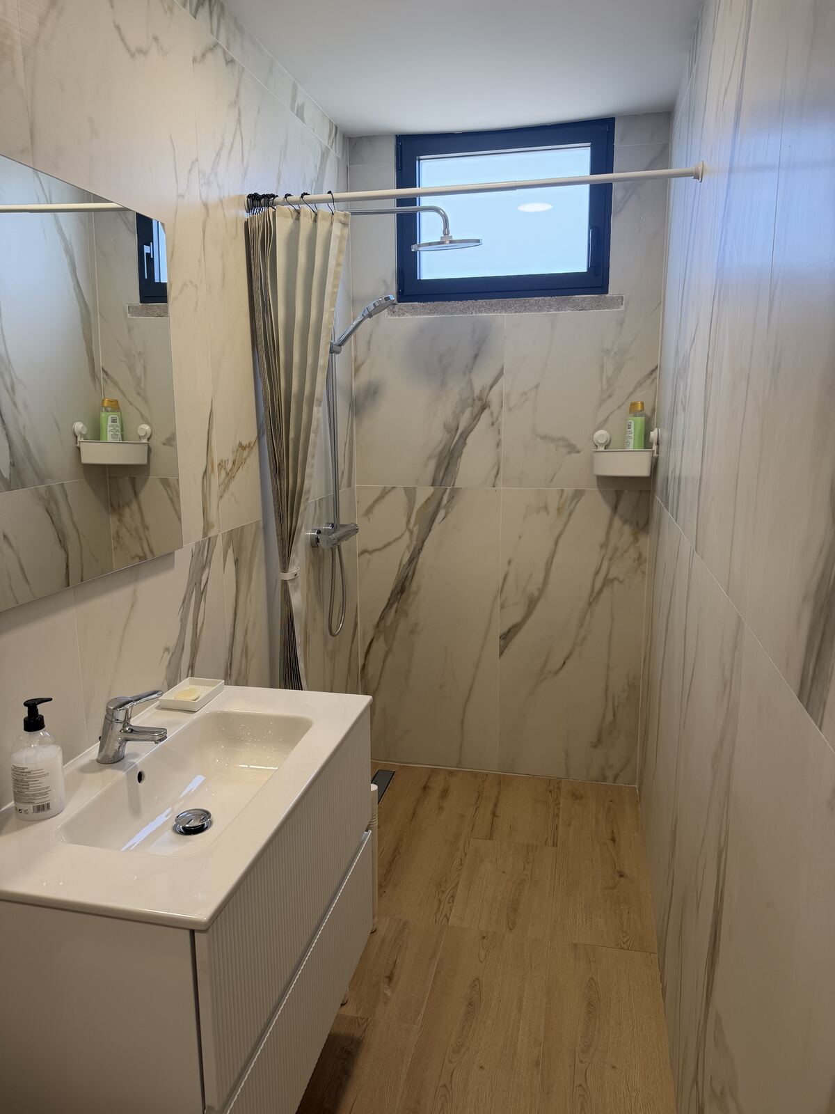 Ducha de mármol del baño junto a la habitación de forja