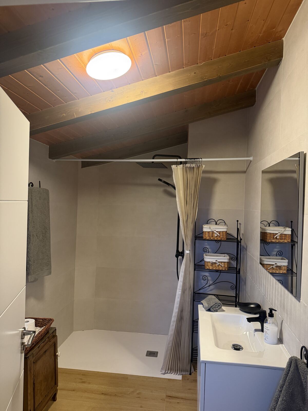 Ducha del baño junto a la habitación de camas individuales