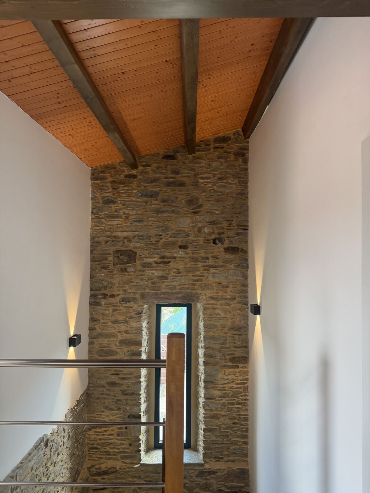 Muro de piedra original junto a la escalera interior